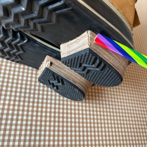 Sorel Hand-crafted waterproof lace up winter women’s boots. Size 7.5 - Picture 15 of 16